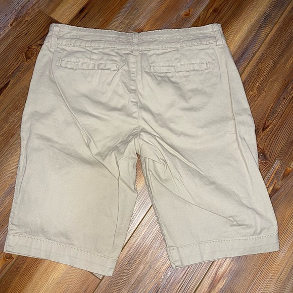 Arizona Jean Co Women’s Khaki Shorts // Size 9 // Length Near 18 1/2” - Picture 3 of 3